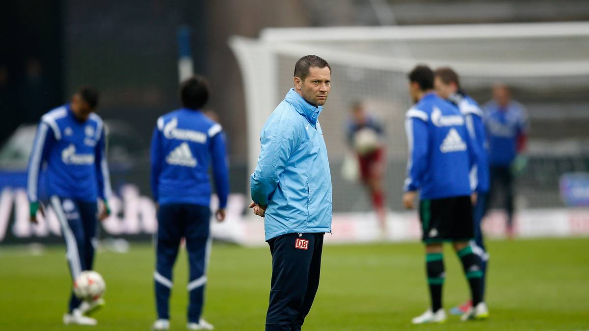 In der Pose eines Feldherrn überwacht Pal Dardai das Aufwärmprogramm im Berliner Olympiastadion. Welchen Schlachtplan hat sich der Trainer für seine Hertha gegen Schalke 04 ausgedacht?