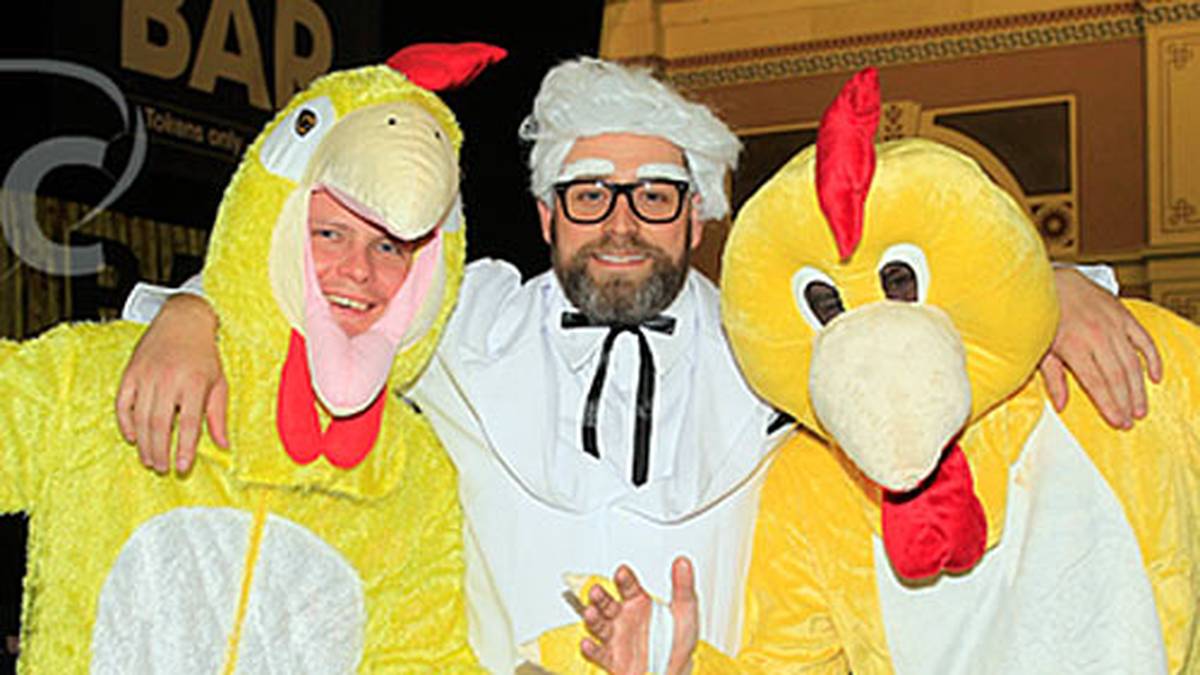 Wer war zuerst ? das Huhn oder das Ei. Auch diese Fans können diese ewig alte Frage nicht beantworten (Copyright: twitter.com/pdc)