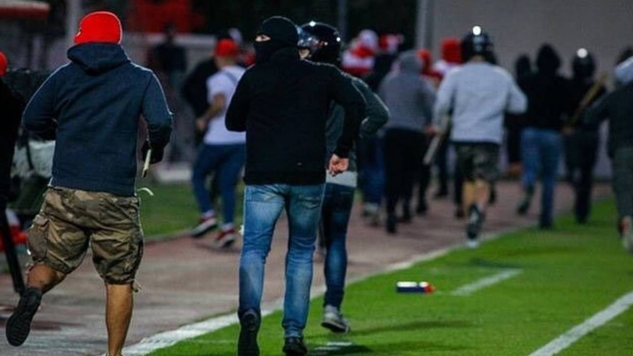 Hooligans verlassen nach ihrer Attacke auf Bayern-Fans den Rendi-Sportplatz
