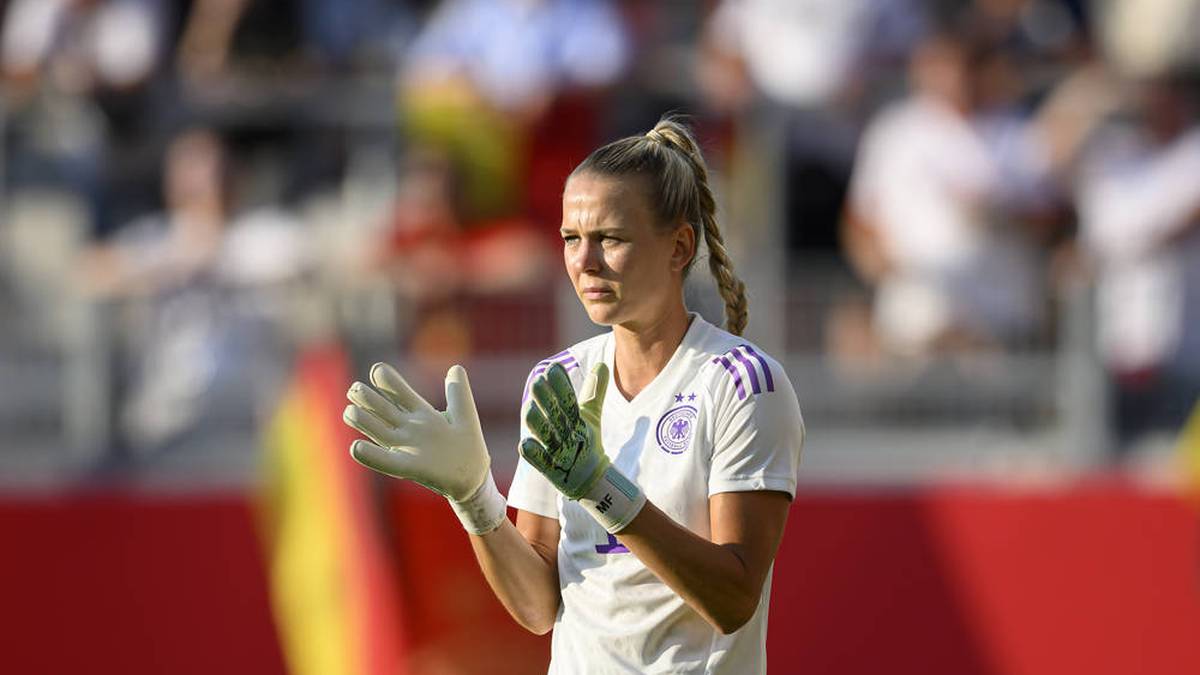 Merle Frohms ist 28 Jahre alt und spielt beim VfL Wolfsburg. Bisher absolvierte die Torhüterin 40 Länderspiele. 2022 stand sie beim EM-Finale im Tor