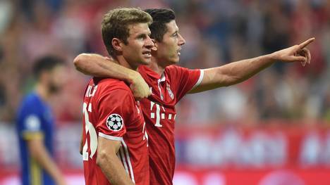 Thomas Müller (links) und Robert Lewandowski bejubeln ein Tor der Bayern