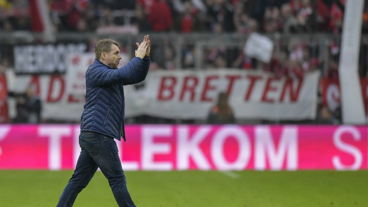 PUNKTESCHNITT 0,43: Bernd Hollerbach (22.01.2018 bis 12. März 2018). Der ehemalige Publikumsliebling übernimmt von Markus Gisdol und schafft in sieben Ligaspielen drei Remis. Damit kommt der Dino dem Klassenerhalt natürlich nicht näher, im Gegenteil