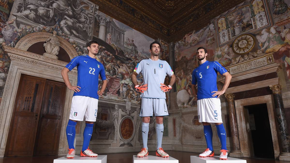 Die Italiener haben seit jeher einen außerordentlich guten Geschmack, was Mode angeht. Und sie wissen auch, wie man die Kleider öffentlichkeitswirksam präsentiert. Wie Statuen auf ihren Sockeln stehen hier die italienischen Nationalspieler um Torwart Gigi Buffon (M.)