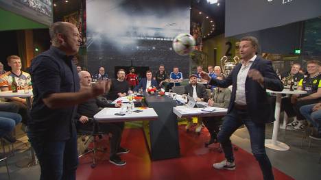 Courtois nimmt den Ball mit der Brust an, während sich Salah in seine Richtung schleicht. Als der Ball von Courtois' Brust runterkommt, fliegt er ihm aufs Knie und verspringt ganz leicht. Der Fantalk probiert die Szene nachzustellen.