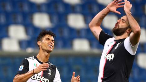 Bleibt Cristiano Ronaldo (l.) nach dem Aus in der Champions League bei Juventus?