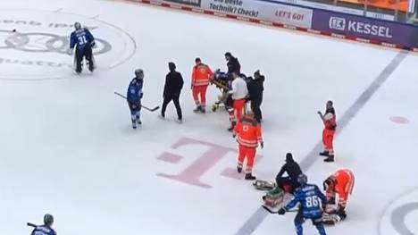 Große Sorge um Ingolstadts Edwin Tropmann nach einem überharten Check von Münchens Fabio Wagner.