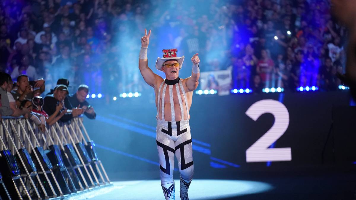In der Männer-Konkurrenz freut dieser Nostalgie-Auftritt das Publikum: Neunziger-Jahre-Star Jeff Jarrett gibt sich die Ehre. Für die, die sich nicht erinnern: Das buchstabiert sich "J-E-Double-F, J-A-Double-R, E-Double-T"