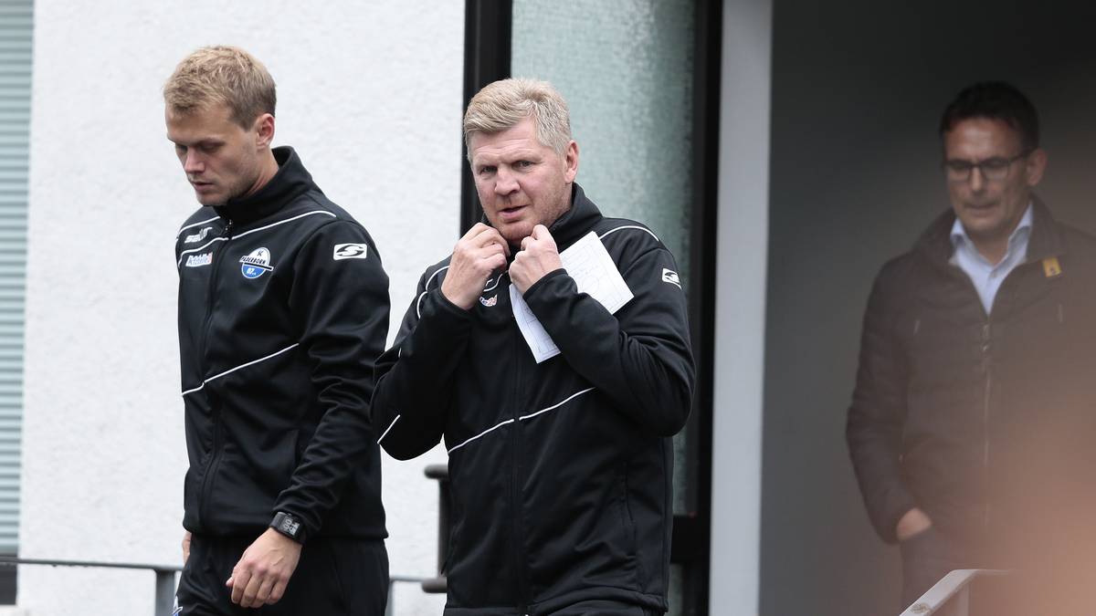 Reden ist das eine, doch wichtig is noch immer aufm Platz. Nachmittags bittet Effenberg zu seiner ersten Einheit. Links von ihm: Co-Trainer  Sören Osterland. Den holt Effe aus Ungarn, wo der 29-Jährige die U19-Nationalmannschaft trainierte. Zuvor war Osterland Co-Trainer bei Hannover 96 und in der U23 des FC Bayern. Sein Chef damals: Mehmet Scholl - der Osterland wie Effenberg aus der gemeinsamen Fußballlehrerausbildung kennt