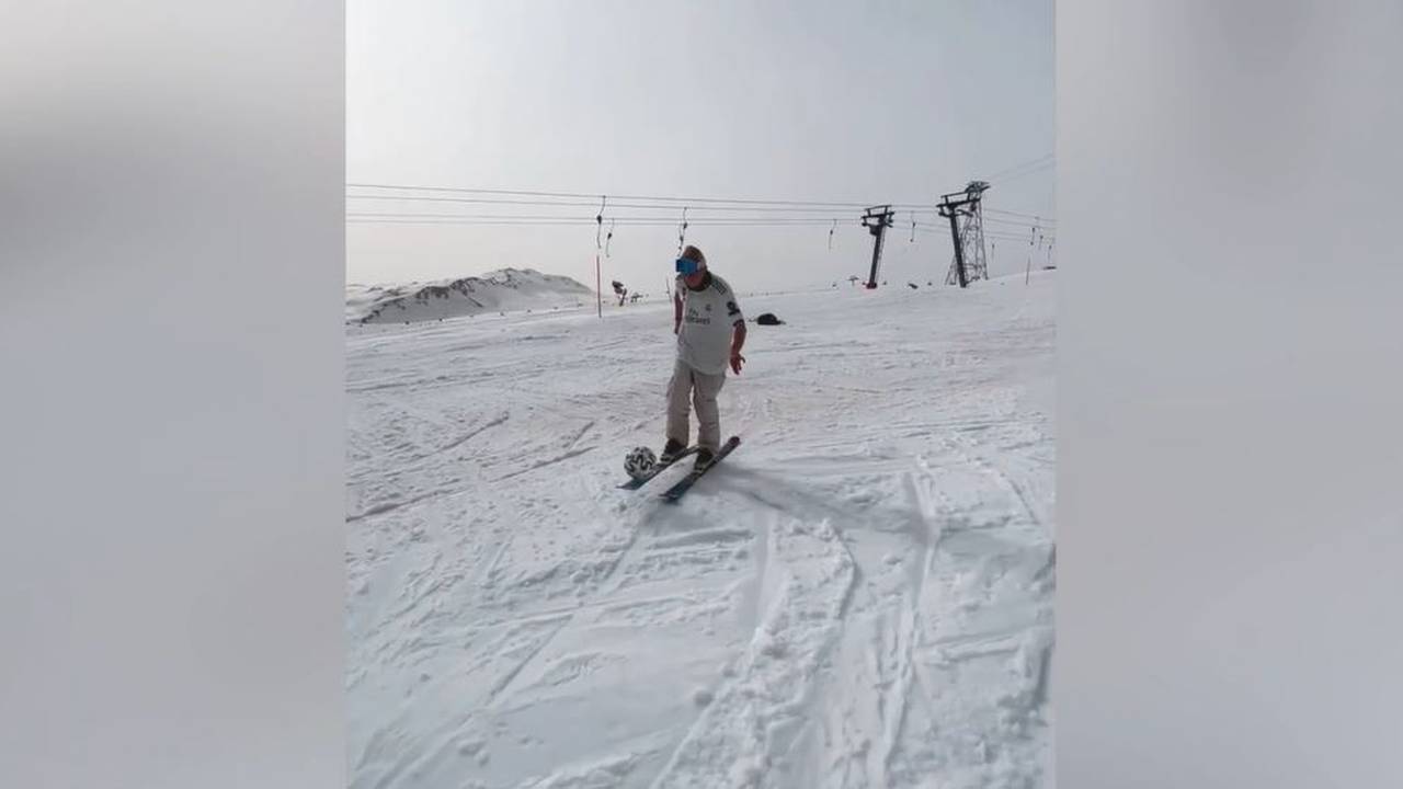 Fußball beim Skifahren: Freestyler Andri Ragettli begeistert Tausende Follower