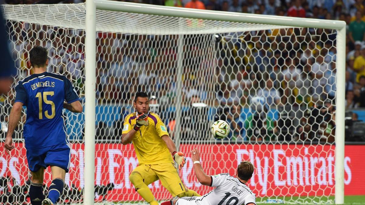 Und so kommt es. Es läuft die 113. Minute. Andre Schürrle flankt von links. Götze hat Platz, weil die Gauchos ihn aus den Augen lassen. Er nimmt den Ball mit der Brust an und drischt die Kugel zum entscheidenden 1:0 in die Maschen