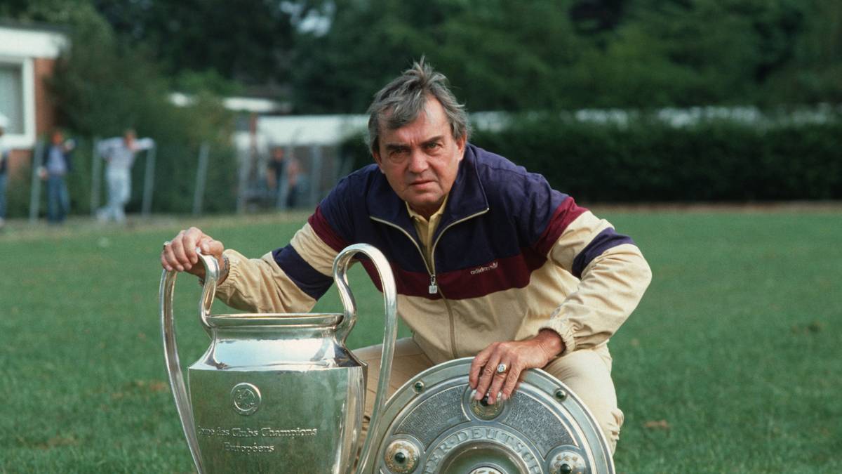 PLATZ 12: ERNST HAPPEL (16) - Der Österreicher gewann zehn Wettbewerbe mindestens einmal. So kommt er insgesamt auf 16 Trophäen, die er überreicht bekam. Unter anderem Deutscher Meister und Europapokalsieger mit dem HSV. 1992 verstorben