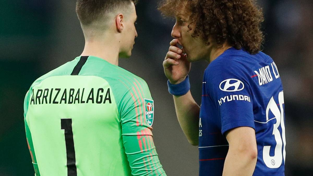 Auch David Luiz (r) kann den Schlussmann, der sich das Elfmeterschießen nicht entgehen lassen will, nicht umstimmen