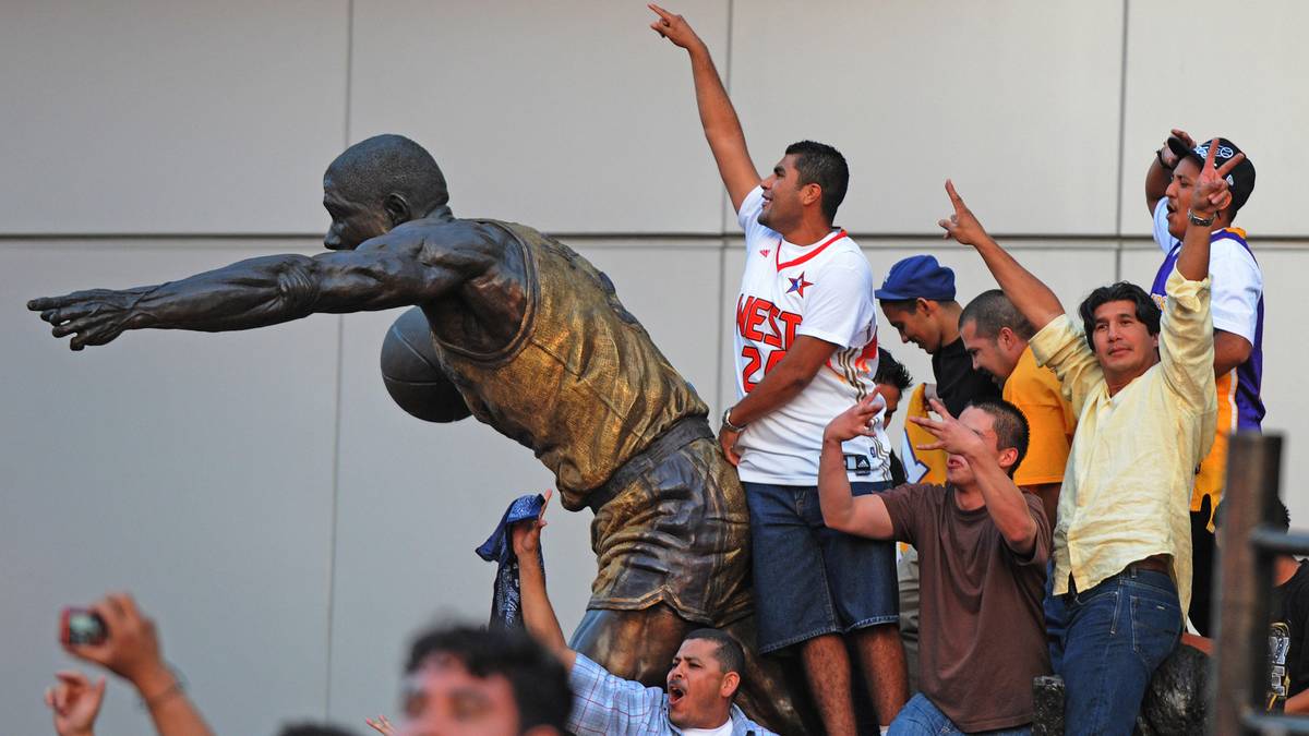 Aber die Fans verzeihen ihm das. Für sie wird er immer der "Magic" Johnson sein, der mit der 32 auf dem Court die Massen verzauberte und den Lakers eine ruhmreiche Geschichte schenkte
