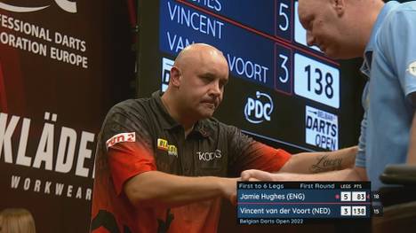 Jamie Hughes gelingt in der ersten Runde der Belgian Darts Open eine Überraschung. Er schaltet Vincent van der Voort mit 6:3 aus.