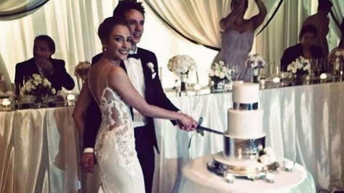 Nicht nur in Spanien wird geheiratet. Auch Leverkusens Robbie Kruse kam unter die Haube. Hier schneidet der Australier mit seiner Frau die Torte an