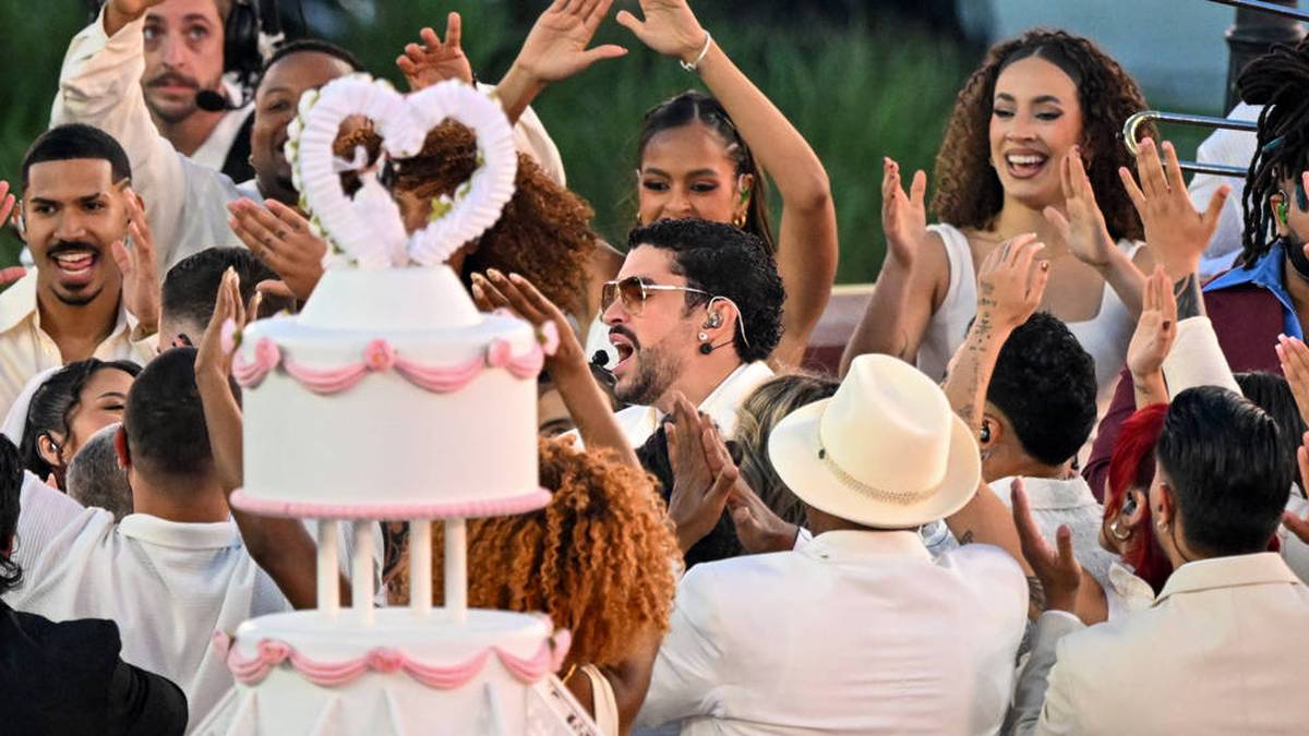 Der Latin-Trap-Superstar ist äußerst regierungskritisch, bei den Grammys gewann er zuletzt den Preis für das beste Album und rechnete in seiner Dankesrede mit US-Präsident Donald Trump ab. Trump war übrigens nicht vor Ort. 