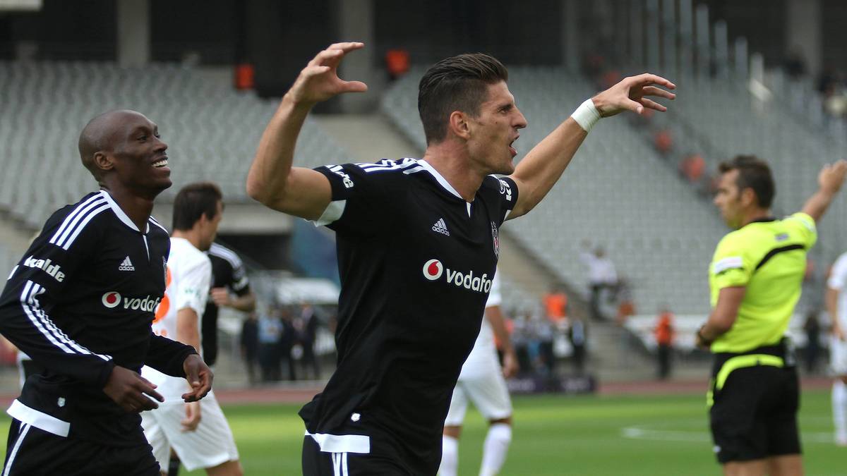MARIO GOMEZ: Der langjährige Nationalspieler spielte eine Saison auf Leihbasis bei Besiktas Istanbul. Mit den Istanbulern wurde Gomez in der Saison 2015/2016 Meister und avancierte als Torschützenkönig zum Publikumsliebling. Dann aber ging er aus politischen Gründen: Der Putschversuch in Istanbul 2016 verstörte ihn