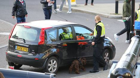 Polizisten durchsuchen ein Auto vor dem Stadion des FC Arsenal 