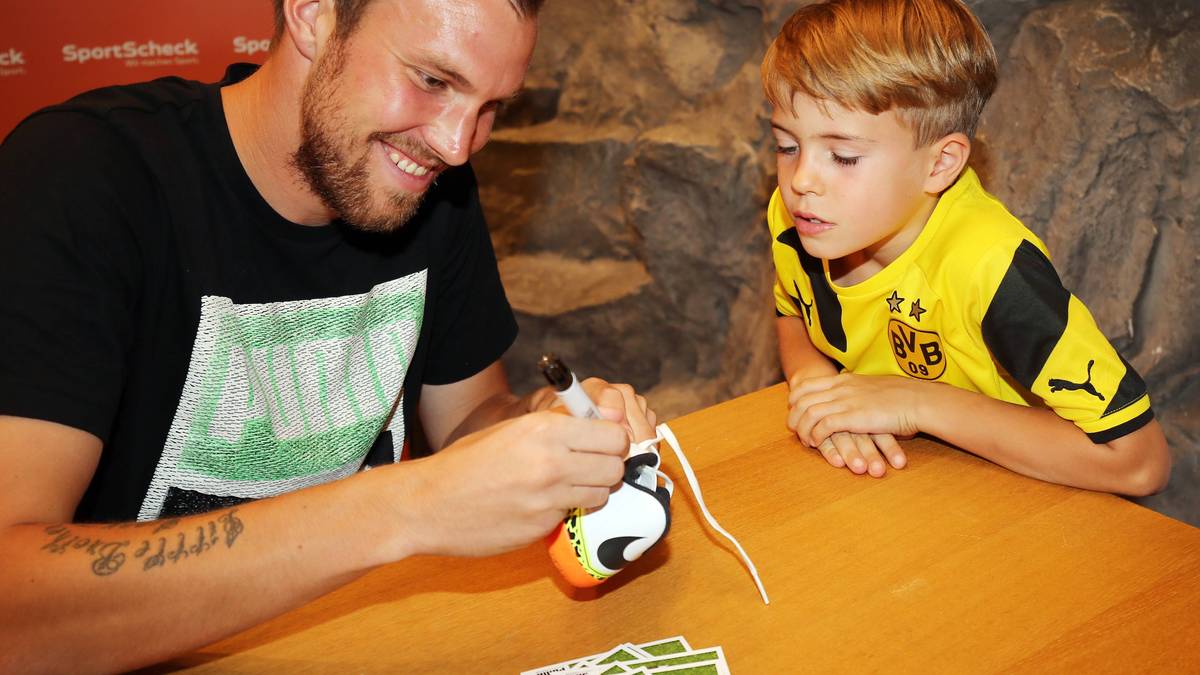 Andererseits kümmert er sich weiterhin rührend um seine Anhänger - egal ob im Stuttgarter oder Dortmunder Trikot