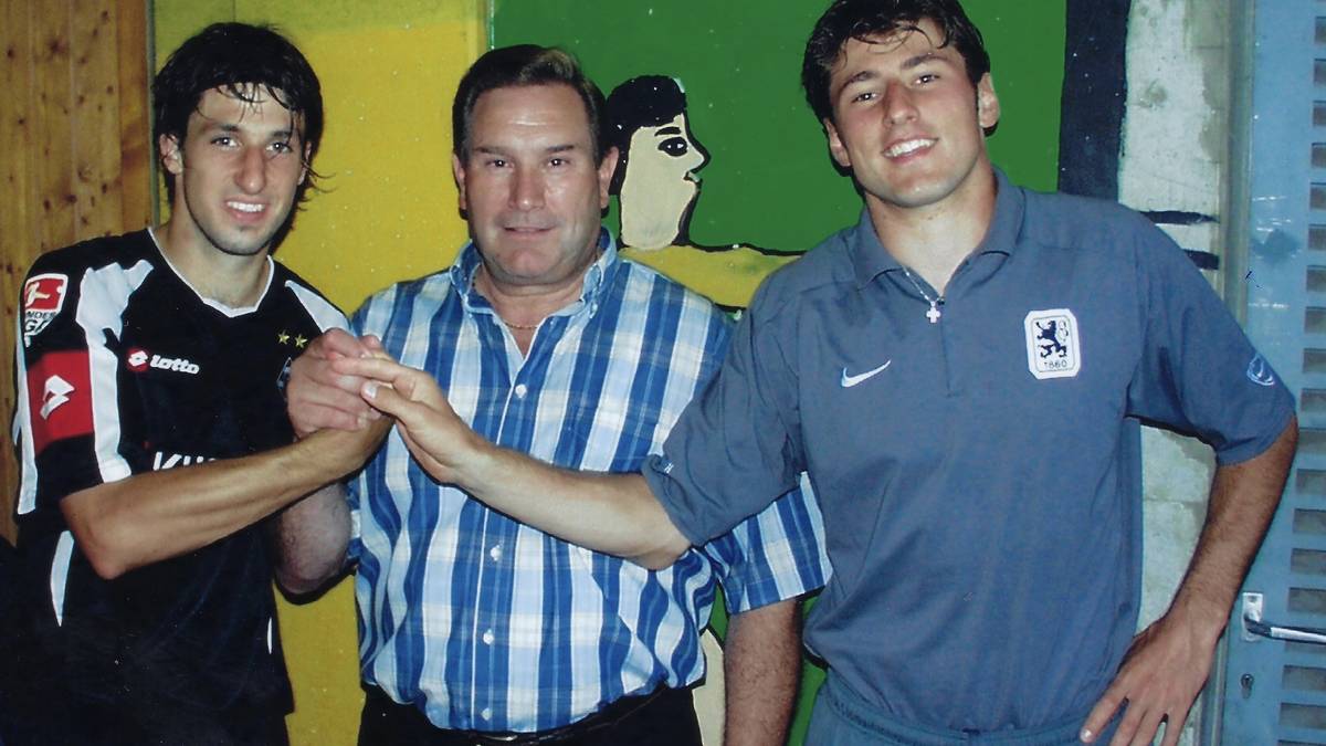 Berater Michael Koppold (m.) mit seinen Spielern Thomas Broich (l.) und Stefan Reisinger (r.)