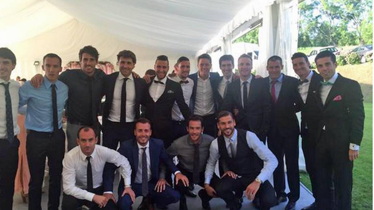 Welt- und Europameister Fernando Llorente von Juventus Turin sagte in San Sebastian in Anwesenheit von Bayern-Profi Javi Martinez "si" zu seiner Maria. Am gleichen Tag kommen übrigens auch Jose Callejon, Raphael Varane und Keylor Navas unter die Haube