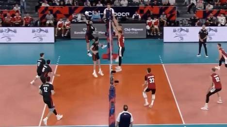 Deutschland gelingt bei der Volleyball-EM ein Auftaktsieg gegen die Türkei. Das DVV-Team fängt den Ausfall seines Starangreifers auf.