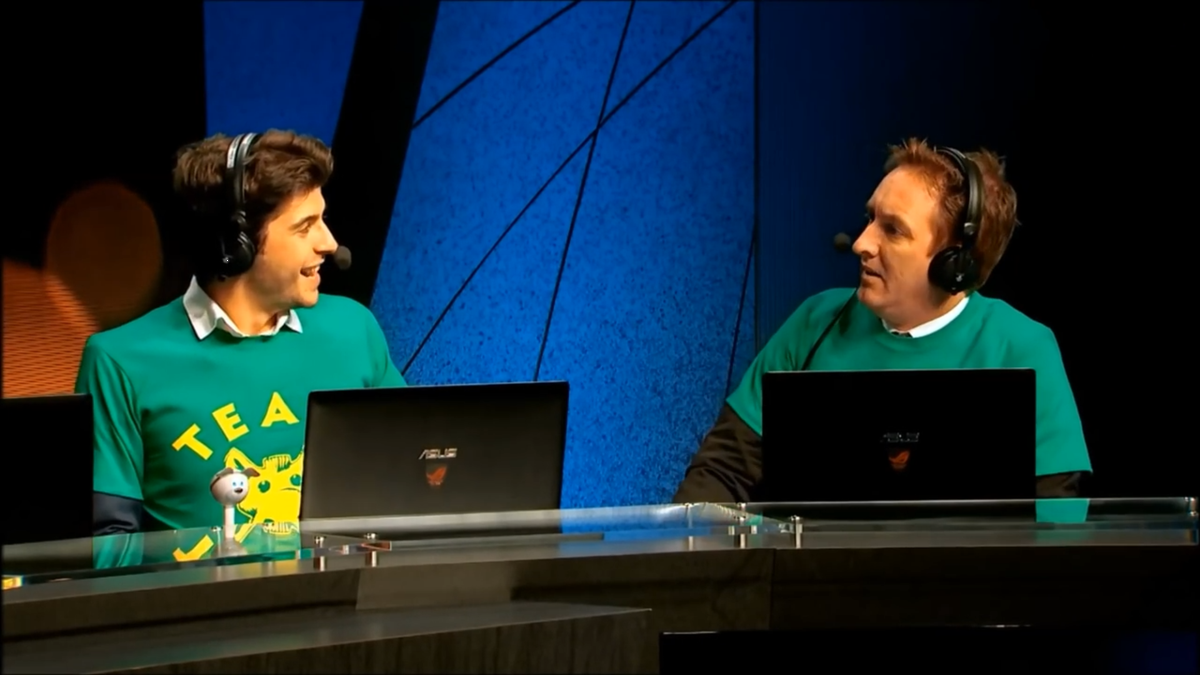 Während des The International 5 gab es ein All-Star-Match zwischen Team BigDaddy und Team ChuaN. Der Unterschied zum normalen Spiel: Sie spielten zehn gegen zehn. Bei der Menge an Kämpfen, die zwischen so vielen Spielern passieren, ist es nicht verwunderlich, dass Paul "ReDeYe" Chaloner einen Blick auf seine Karteikarten warf und sich sogleich fragte, wie er dieses Match analysieren sollte.