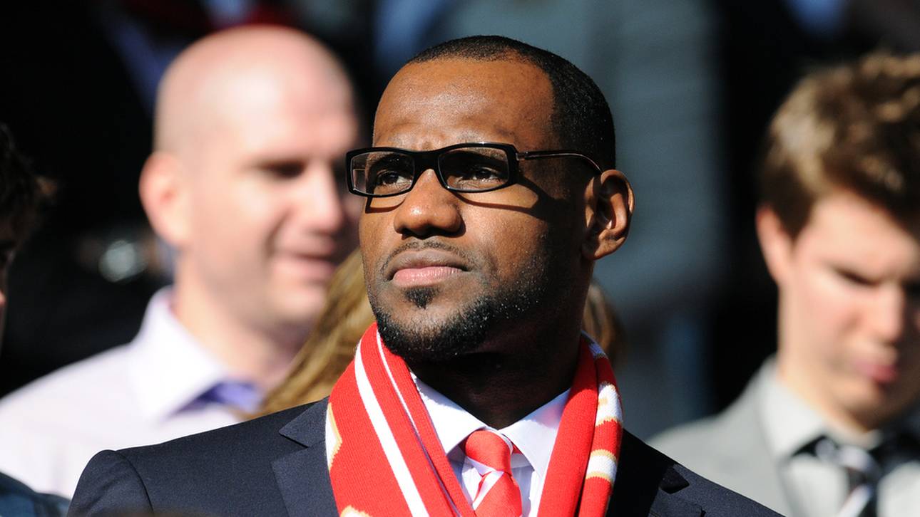 LeBron James soll unter den Kaufinteressenten für den FC Liverpool sein (Archivfoto)