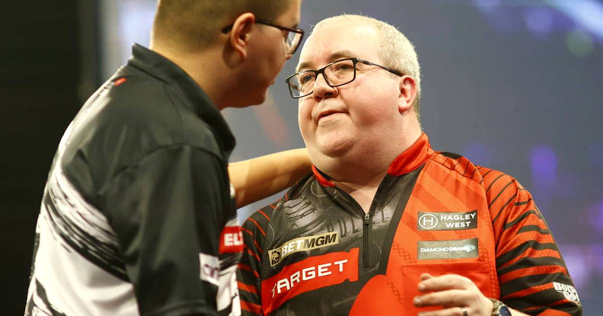 Darts star gets emotional on stage: | 