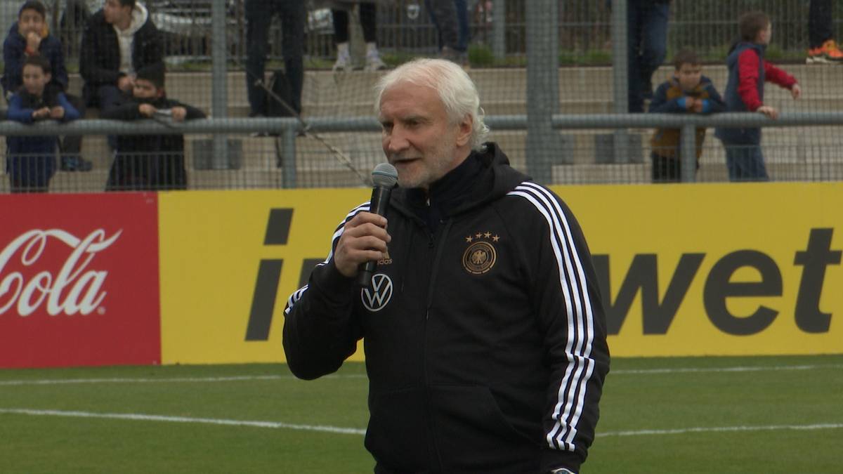 DFB-Direktor Rudi Völler hat vor dem öffentlichen Training in Frankfurt eine Rede für die Zuschauer gehalten. Zeigt das den neuen Weg der Nationalmannschaft?