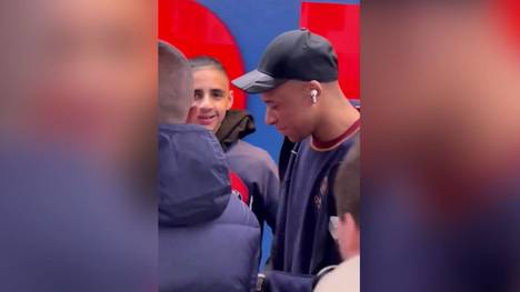 Ein Fan des FC Arsenal besitzt die wohl einmalige Gelegenheit, Kylian Mbappé zu treffen. Er nutzt sie, um ihn von einem Wechsel zu den Gunners zu überzeugen. Doch die Antwort des Superstars ist eindeutig.