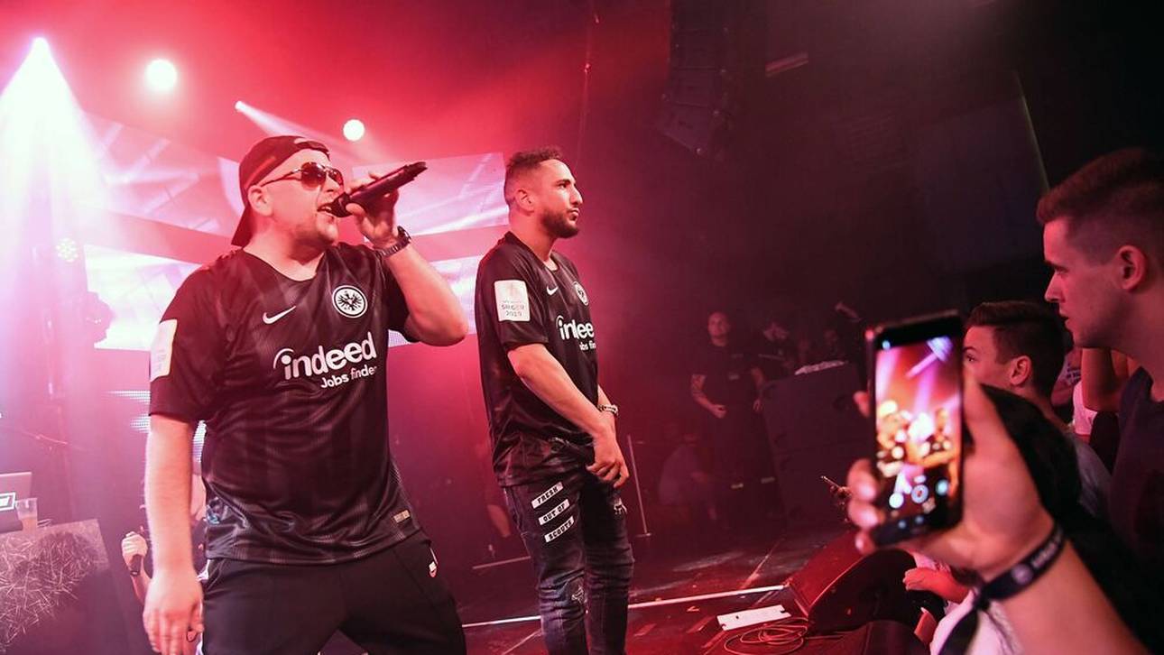 Celo & Abdi performen im Juni 2018 in Frankfurt-Trikots