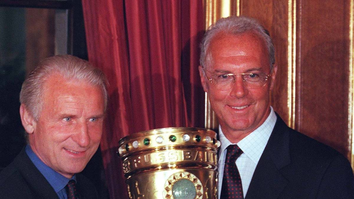 Danach kam Giovanni Trapattoni wieder. Der gewann 1997 die Meisterschaft, verabschiedete sich 1998 aber mit seiner Flasche-Leer-Rede und dem DFB-Pokal. So musste Beckenbauer immerhin nicht mehr als Trainer einspringen