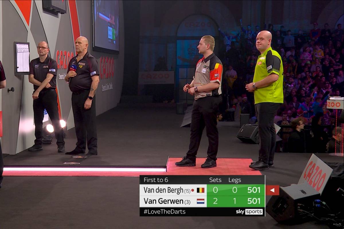 Dimitri Van den Bergh und Michael van Gerwen liefern sich im zweiten Halbfinale kein Duell auf Augenhöhe. Der Belgier ist offenbar vom Verhalten seines Gegners irritiert.