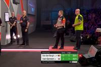 Dimitri Van den Bergh und Michael van Gerwen liefern sich im zweiten Halbfinale kein Duell auf Augenhöhe. Der Belgier ist offenbar vom Verhalten seines Gegners irritiert.