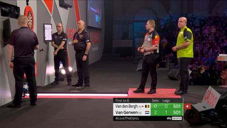 Dimitri Van den Bergh und Michael van Gerwen liefern sich im zweiten Halbfinale kein Duell auf Augenhöhe. Der Belgier ist offenbar vom Verhalten seines Gegners irritiert.