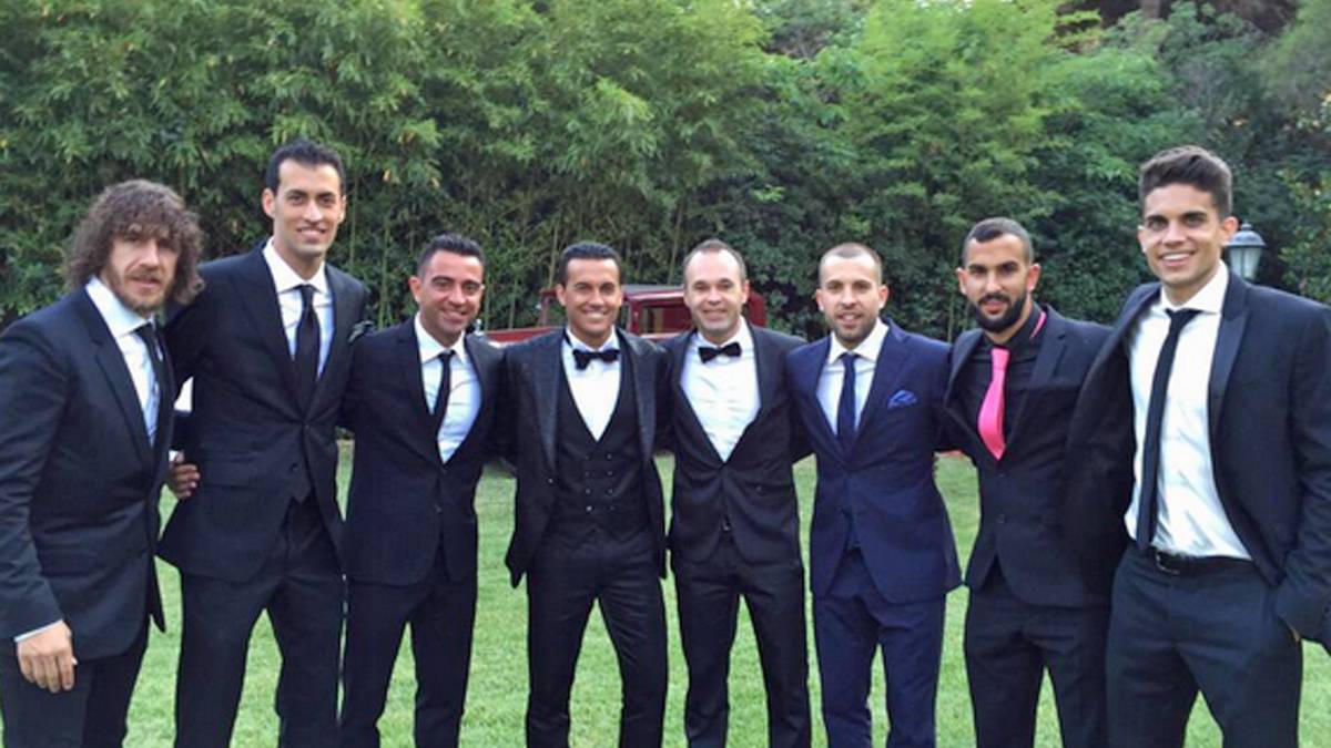 Tag der großen Gefühle im spanischen Fußball: Am 20. Juni haben sich gleich sechs berühmte Profis getraut. Pedro Rodriguez (4. v.l.) vom Teamkollege von Champions-League-Sieger FC Barcelona führte Carolina Martin zum Traualtar. Hier posiert er mit seinen Mitspielern