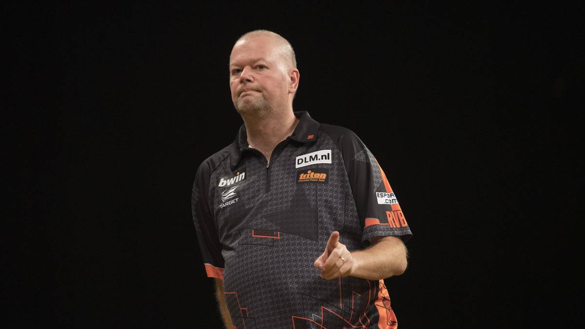 RAYMOND VAN BARNEVELD ("Barney", 51 Jahre, Niederlande, Platz 17 in der Order of Merit): Nach Phil Taylors Abgang DER Altmeister und Publikumsliebling schlechthin. 2007 krönte er sich mit dem WM-Titel. Hat er im Herbst seiner Karriere noch einen großen Wurf drin?
