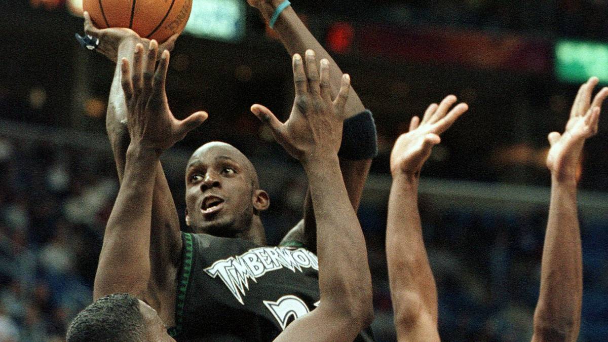 PLATZ 10: Der Trade von Kevin Garnett von den Minnesota Timberwolves zu den Boston Celtics sprengt 2007 alles bisher Dagewesene. Sieben Spieler, inklusive zwei First-Round-Picks, erhalten die Timberwolves für "The Big Ticket". Erst der Trade von Paul zu den Rockets mit acht Spielern als Gegenleistung löst den Deal von der Spitze ab