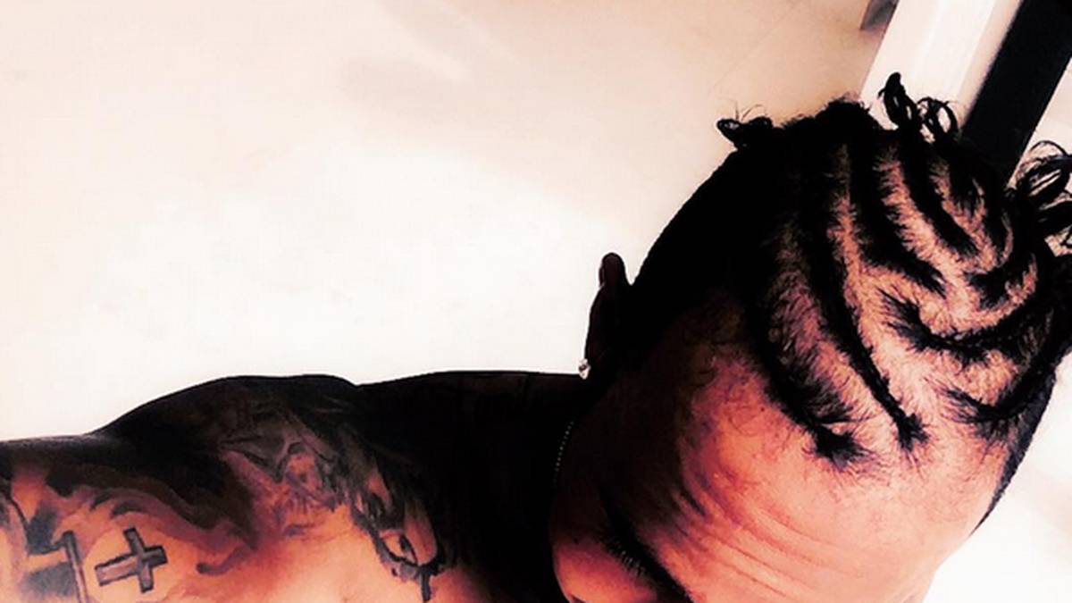 2015: Für die Rennen vielleicht nicht optimal, aber in den Rennpausen und den trainingsfreien Tagen mag es Hamilton dann auch auf dem Kopf kreativ