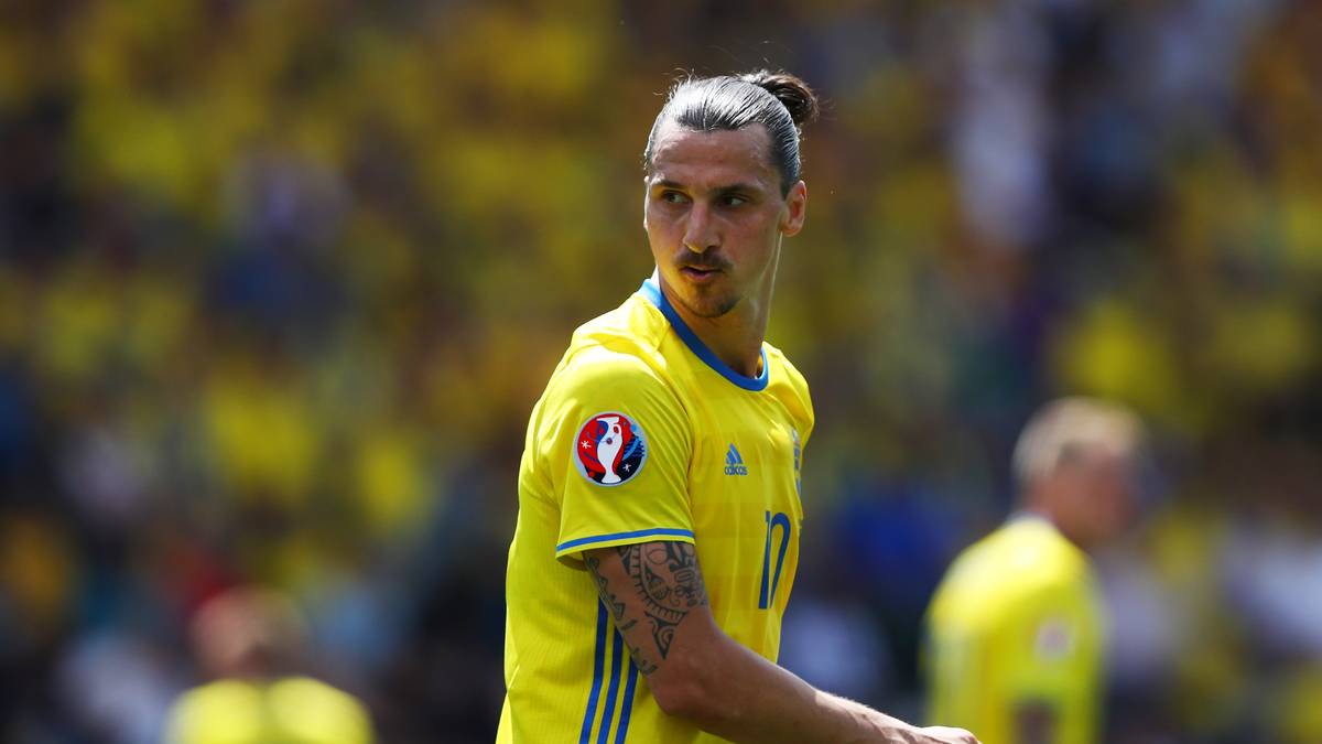 Die EM 2016 ist Ibrahimovic' letztes Turnier im Nationaldress und wieder ruhen die Hoffnungen einer ganzen Nation auf den Schultern eines Mannes. Aber selbst der Superstar kann das Vorrunden-Aus nicht verhindern, das dritte Gruppenspiel gegen Belgien ist Ibrahimovic' letzter Auftritt für die Tre Kronor