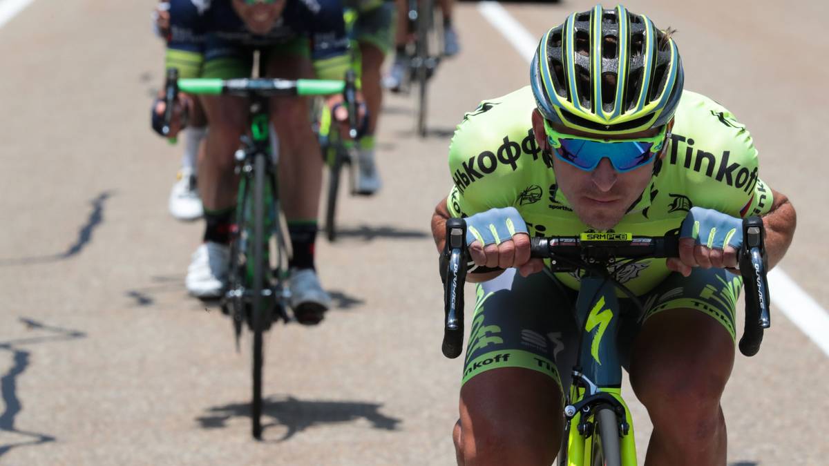 Wo es steil bergauf geht, geht es auch wieder bergab. Maciej Bodnar zeigt die perfekte Abfahrtshaltung