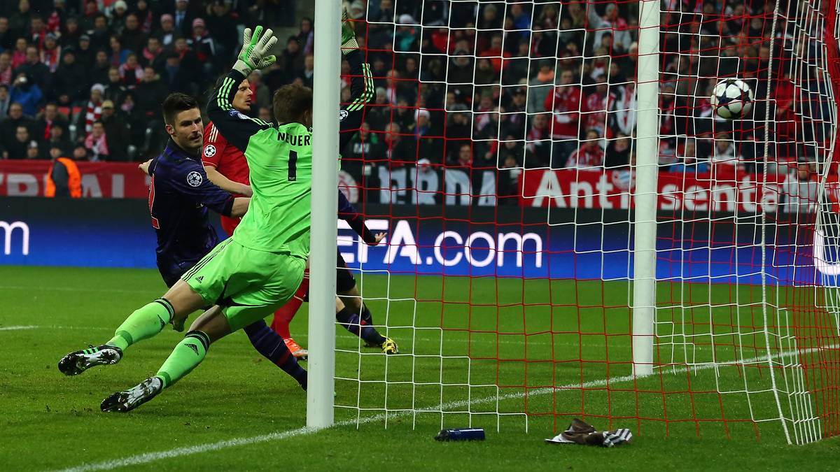 Im Rückspiel wird es überraschend happig für die Bayern: Olivier Giroud schießt das schnelle 1:0 für Arsenal...