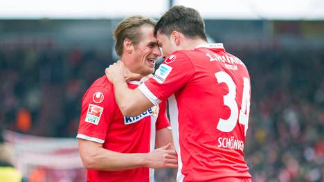 Union Berlins Sören Brandy bejubelt mit Fabian Schönheim seinen Treffer gegen den 1. FC Heidenheim