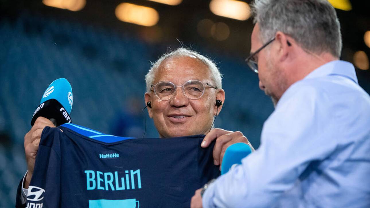 Magath mit Selke-Trikot beim Interview
