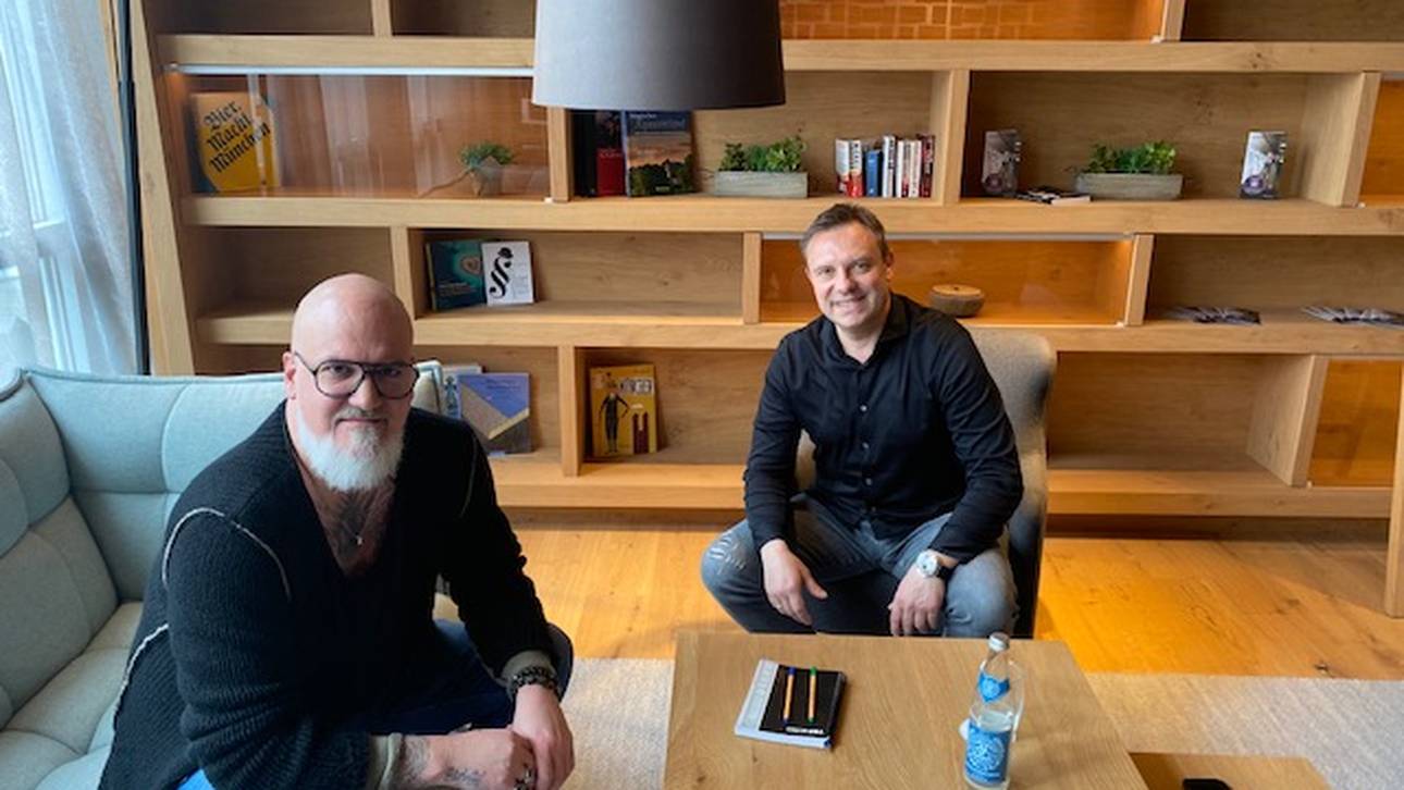 SPORT1-Reporter Reinhard Franke (l.) traf sich in München mit Andre Breitenreiter zum Interview.
