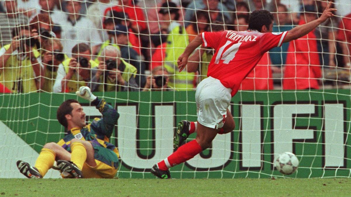 England - Schweiz 1:1 - Das Turnier findet erstmals mit 16 Mannschaften statt. Im Auftaktspiel gegen die Schweiz erhält der englische Titel-Traum seinen ersten Dämpfer. Durch einen Treffer von Alan Shearer liegen die "Three Lions" zwar lange vorn, kurz vor Schluss aber gelingt den Eidgenossen noch der verdiente Ausgleich