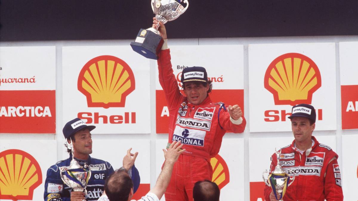 Formel 1: Ayrton Senna gewinnt den Großen Preis von Brasilien vor Riccardo Patrese (l.) und Gerhard Berger (r.)