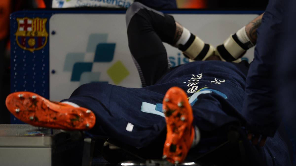 … und da schlug das sportliche Schicksal zu: Valdés erlitt einen Kreuzbandriss. Somit verpasste er nicht nur die WM, sondern auch der anvisierte Wechsel platzte. Ein halbes Jahr stand Valdés ohne Verein da, bevor er sich Manchester United anschloss