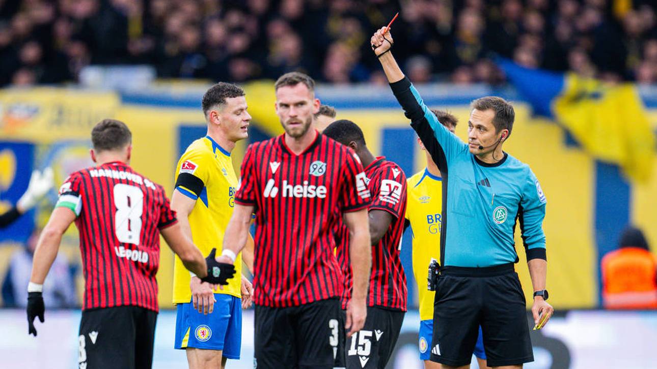 Erencan Yardimci (2.v.l.) sieht nach einer Tätlichkeit die Rote Karte